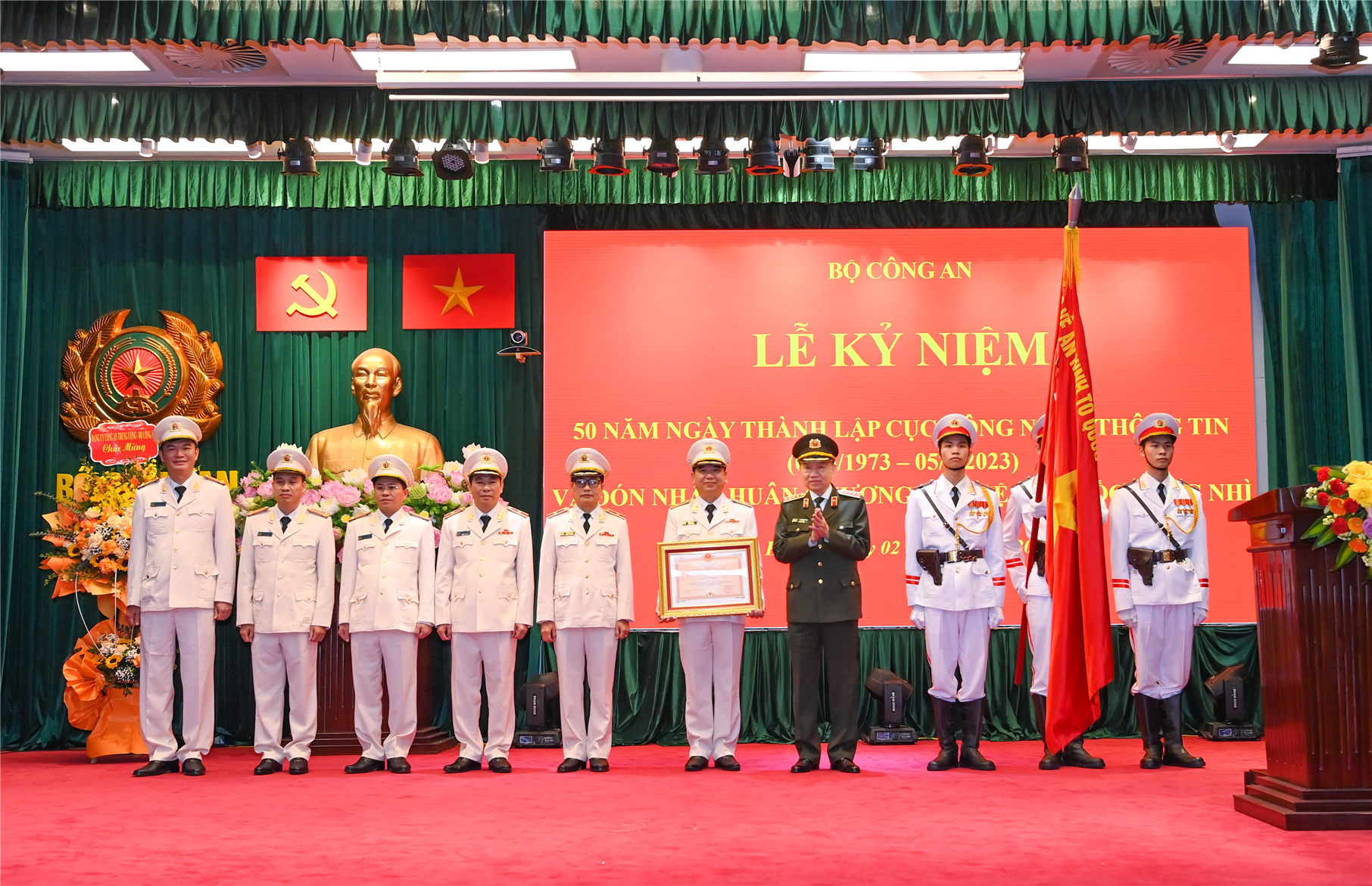 Cục Công nghệ thông tin đón nhận Huân chương Bảo vệ Tổ quốc hạng Nhì